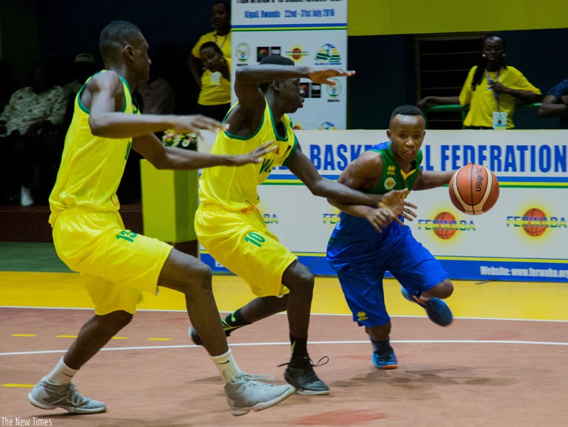 Samuel Niyonshuti (R) tries his best to go past Malian players. / Faustin Niyigena.