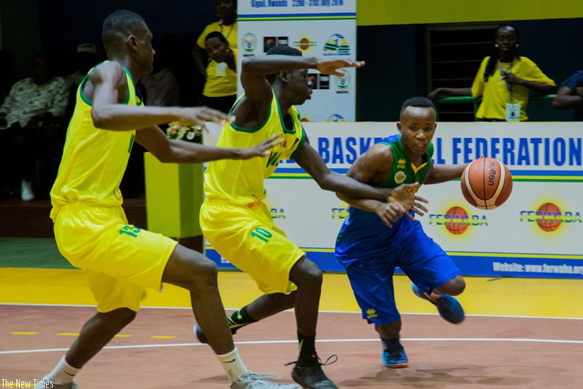 Rwanda's Samuel Niyonshuti takes on Malian players during Sunday's game at Amahoro indoor stadium.  (Niyigena Fausin)