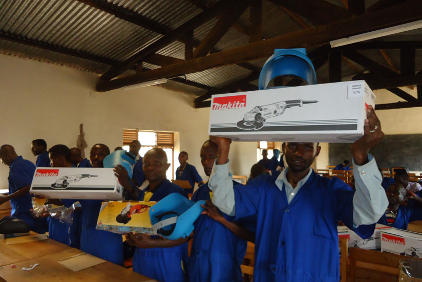 The former FDLR combatants were given tool kits upon graduation. / John Mbaraga.