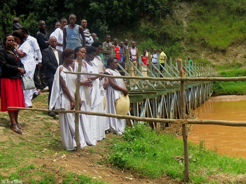 Mourners at Nyabarongo River in Muhanga District last year, commemorating the  victims thrown in the river during the 1994 Genocide against the Tutsi. (File)