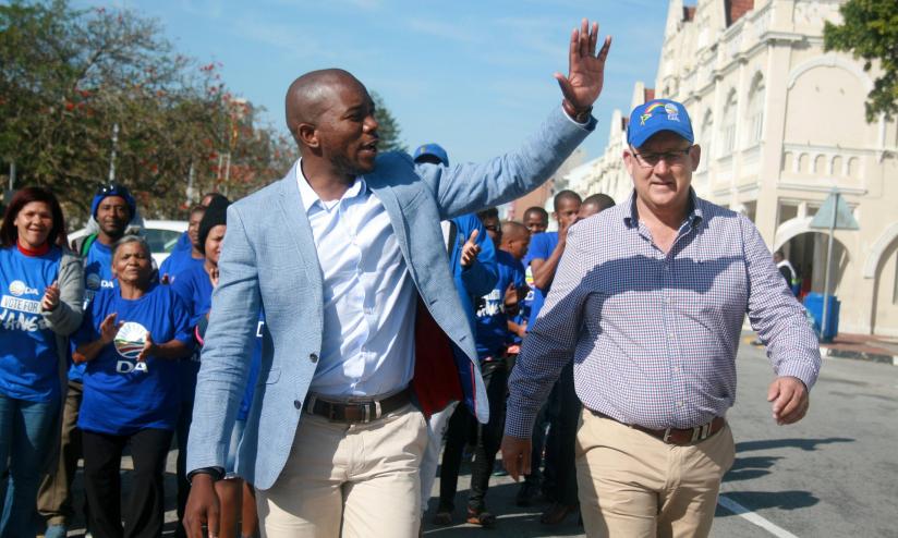 The Democratic Alliance leader, Mmusi Maimane, waves to supporters during the election campaign in Port Elizabeth. / Luvuyo Mehlwana/Reuters
