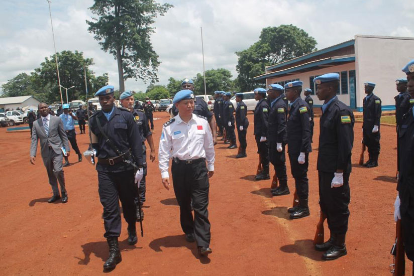 UN Deputy Police Advisor Shaowen Yang inspects a Guard of Honour mounted by Rwandan peacekeepers in CAR. / Courtesy.