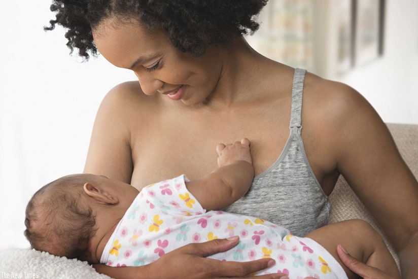 A mother breastfeeds her baby. Breast milk has many health benefits for both the mother and baby. / Internet photo.