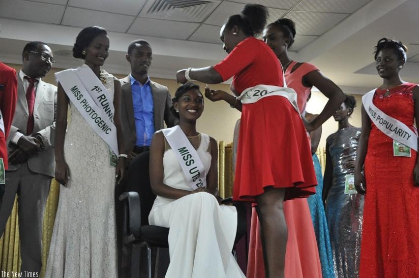 Miss UTB 2012 Elisabeth Ibyishaka passes her crown on to the new queen Albine Nishimwe Uwiragiye. / Angellah Kenyanah.
