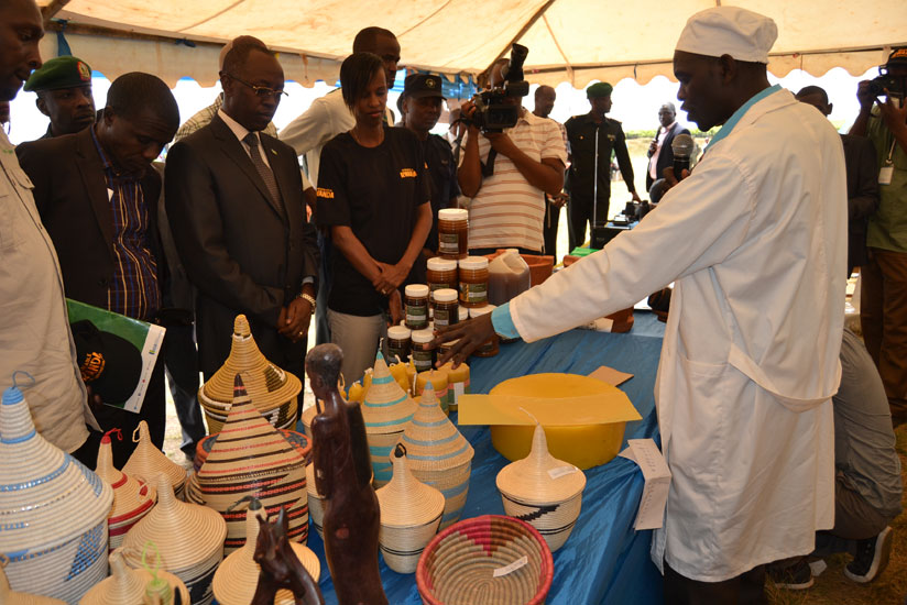 Munyakazi explains how modern beekeeping helped them improve lives thanks to revenue sharing scheme. / Jean d'Amour Mbonyinshuti.