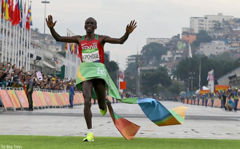 Kipchoge crosses the line a the Sambodromo (Net Photo)