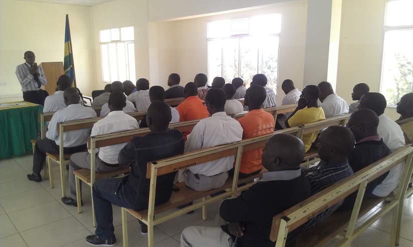 Gatera speaks to the motocyclists about corruption. (Frederic Byumvuhore)