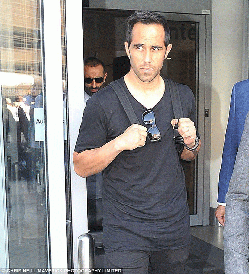 Bravo arrived in Manchester ahead of talks and a medical with City on Wednesday. (Net photo)