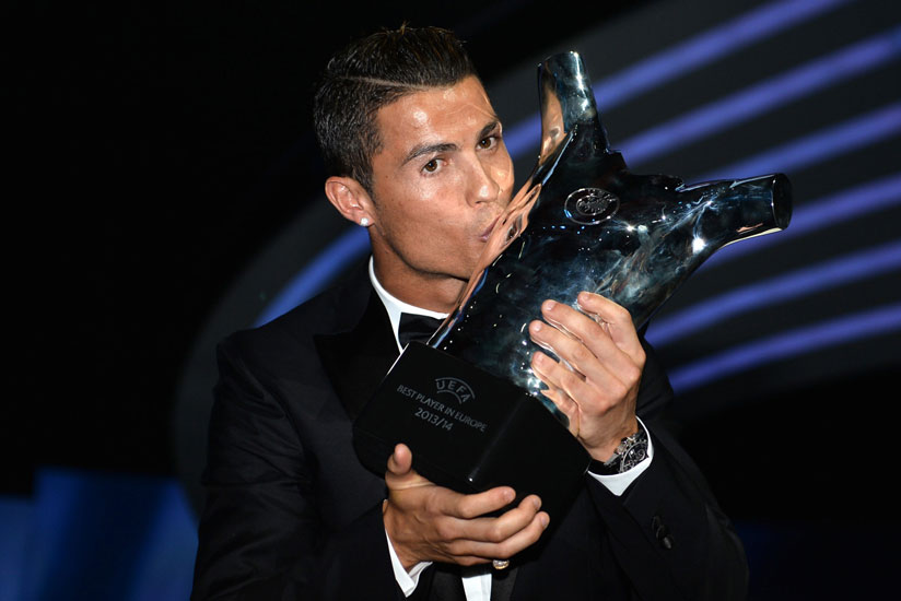 Real Madrid's Cristiano Ronaldo kisses the Best Player UEFA 2015-16 Award. / Net photo