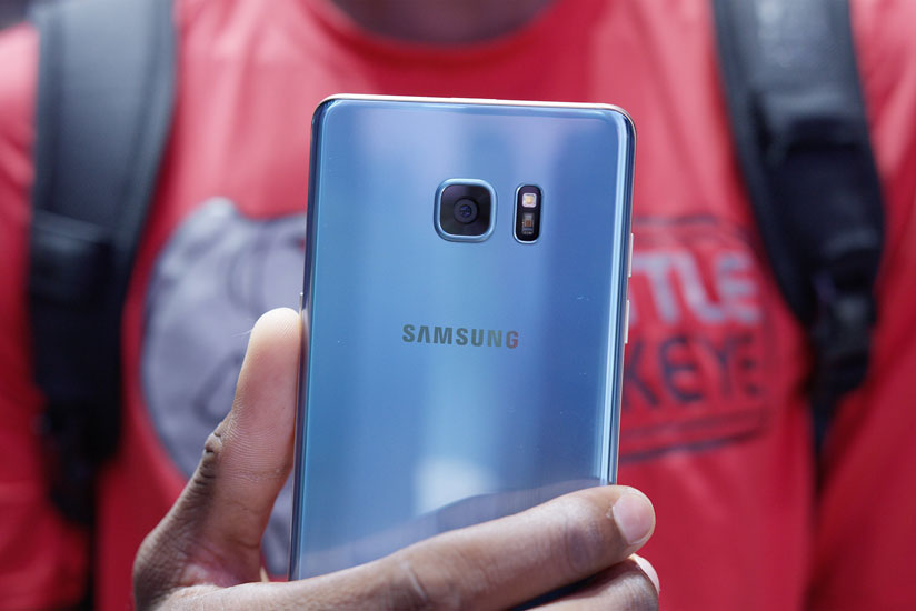 Several people posted images and videos of charred Samsung Galaxy Note 7s online and said their phones had caught on fire. The firm has now pulled the handest from shelves. / Net photo.