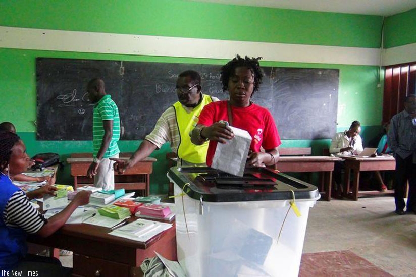 A woman votes during the presidential election in Libreville, Gabon, August 27, 2016. (Net photo)
