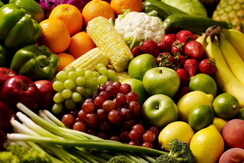 A diet rich in fiber such as vegetables and fruits will keep cancer at bay. / Net photo.