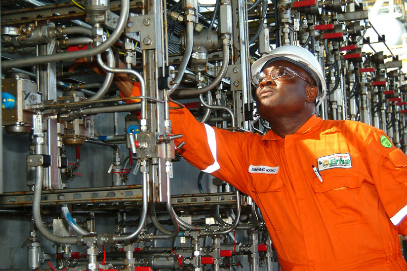 An engineer inspects an oil plant in Nigeria. / Net photo.