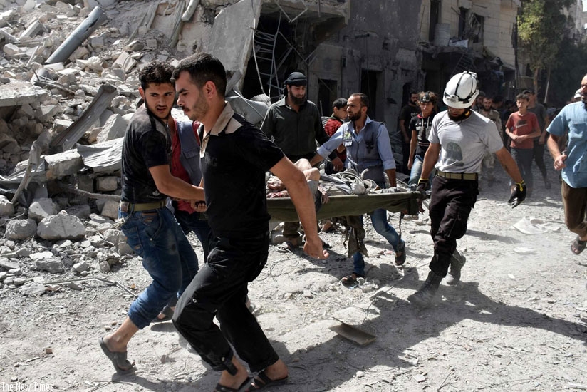 A wounded man is rescued after airstrikes in Aleppo, Syria on Wednesday. (Net photo)