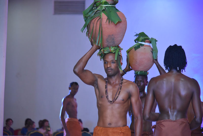 Models also demonstrated that in ancient Rwanda, pots were among the valuable traditional tools used in homes. (Igihe.com)