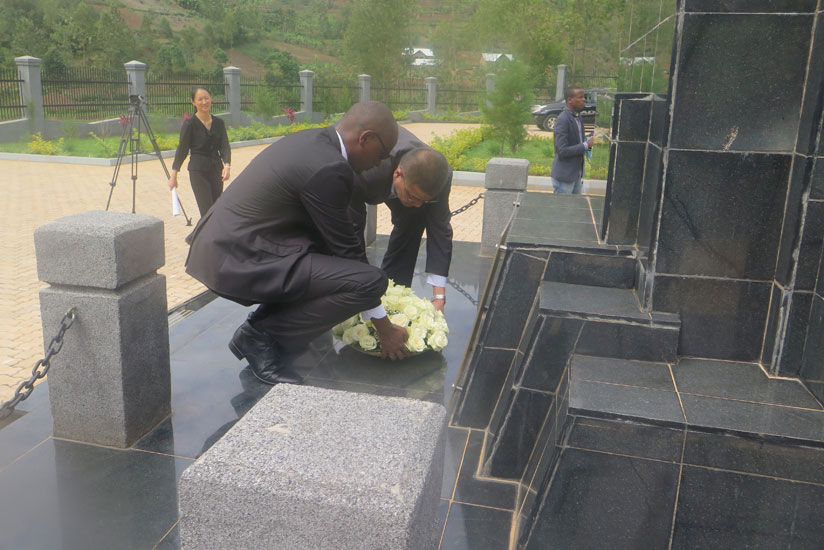 Chinese Amb. Pan Hejun and Theophile Rurangwa lay a wreath on the tombs of the Chinese martyrs in Rulindo District yesterday. / Hudson Kuteesa
