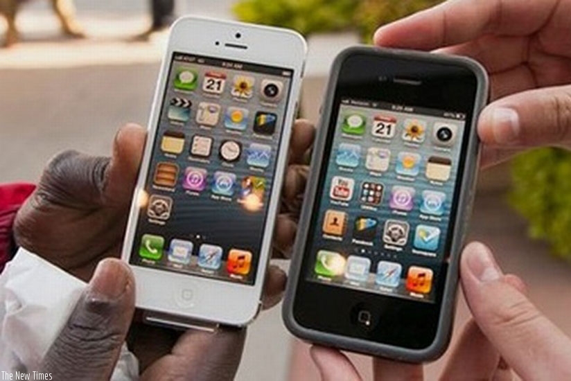 Users compare Samsung handsets which are supposedly the same model. Obviously one of them is fake. (Net photo.)