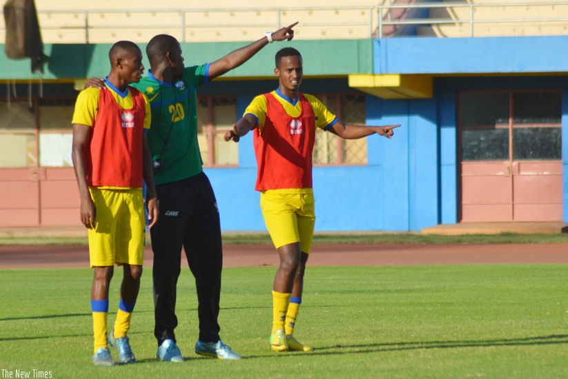 Mulisa gives instructions to Amavubi midfielders Jean Baptiste Mugiraneza (L) and Yannick Mukunzi during a past training session. (File photo)