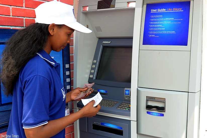 A client withdraws money from an ATM. / File.