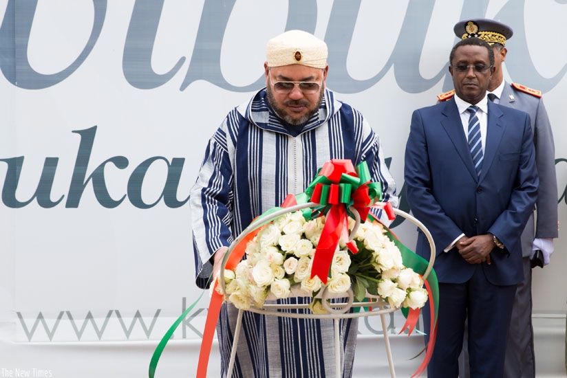 King Mohammed VI, accampagnied by Dr Biruta, pays respect to victims of the Genocide at Kigali Genocide Memorial. (Courtesy.)