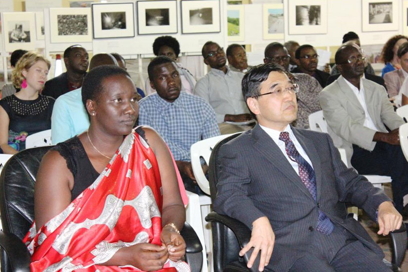 Minister Uwacu (L) and Amb. Takayuki Miyashita at the exhibition. / Donata Kiiza