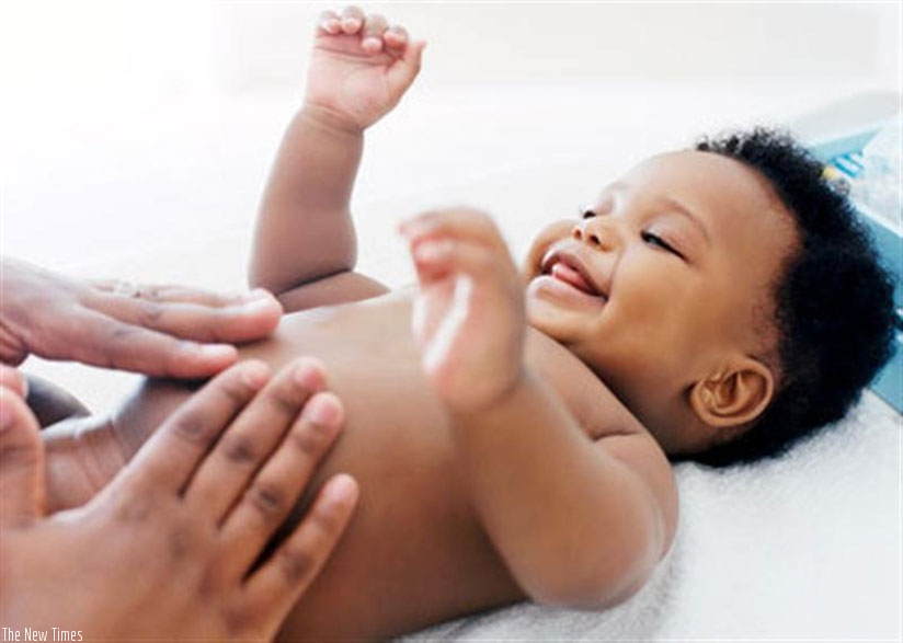 A baby gets a massage. Massagsing babies comes with many health benefits. / Internet photo.