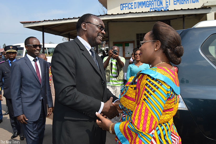 Minister Kanimba chats with his Congolese counterpart Kisula as Western Province governor Alphonse Munyantwari looks on, in Rubavu District, last week. / Jean d'Amour Mbonyinshuti
