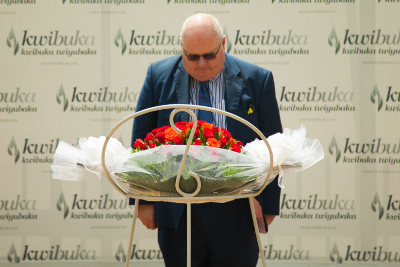 Sir Pickles observes a moment of silence in honour of Genocide victims at Kigali Genocide Memorial Centre, Gisozi, yesterday. / Nadege Imbabazi