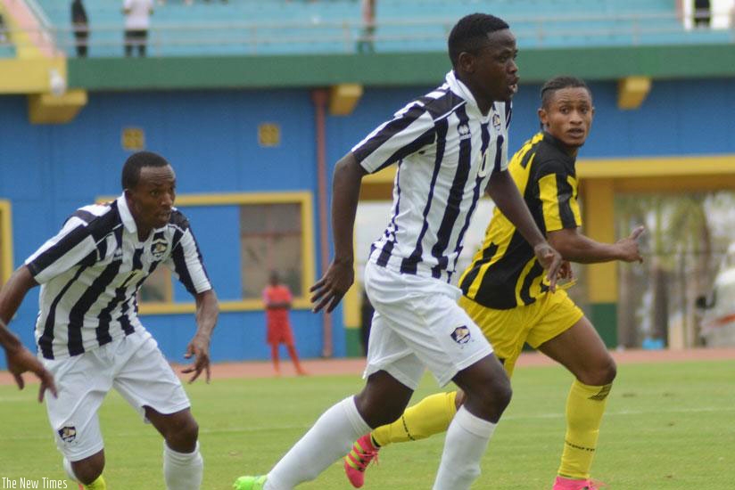 APR midfielder Muhadjiri Hakizimana (centre) will come up against his former club, Mukura VS for the first time. (File photo)