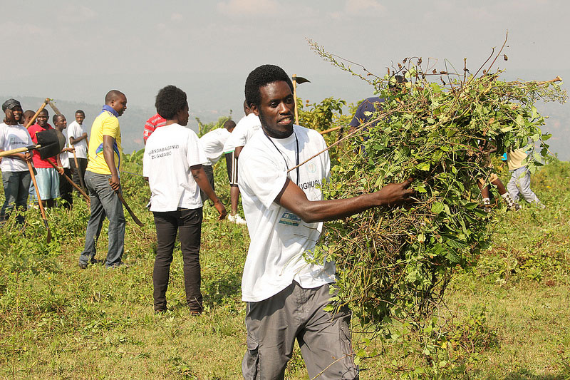 Youth of Kanyinya Sector in Nyarugenge District partake in Umuganda. / Net