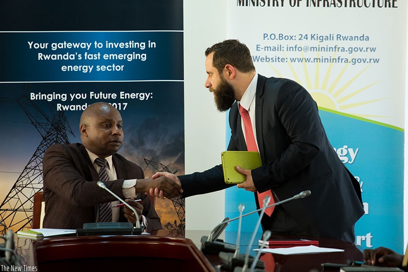 Mugiraneza (L) greets Schiff after addressing the media in Kigali yesterday. (T. Kisambira.)