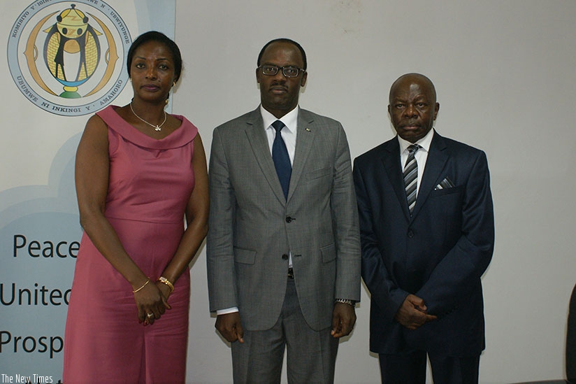 Ndayisaba (C) poses in a group photo with Baikoua (L) and one of the members of the CAR delegation after the meeting in Kigali yesterday. rn(Courtesy)