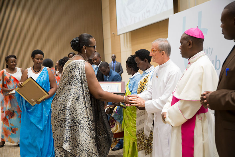 First Lady Jeannette Kagame awards celebrated heroes that saved lives during the 1994 Genocide against the Tutsi. / Village Urugwiro 