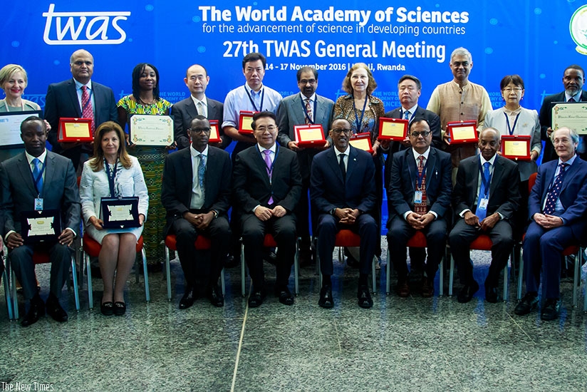 President Kagame (c) Prof. Bai Chunli, president of the World Academy of Sciences (TWAS-to his right), and Education minister Papias Musafiri (third from left) pose in a group picture with members of the TWAS Executive Council and award recipients. (Village Urugwiro)