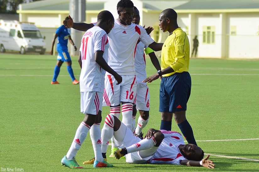 Etincelles players protest with the ref during a previous league match against Rayon Sports. Etincelles beat Pepiniere 3-1 to move into the top four. (S. Ngendahimana)