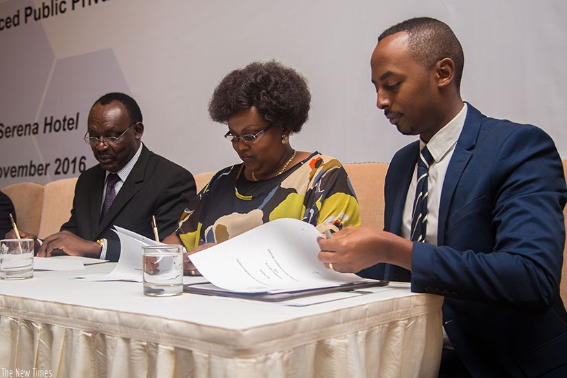 Trade, Industry and East African Community Affairs minister Francois Kanimba (L) signs a memorandum of understanding with the Managing Director of PharmaLab Ltd, Cecile Nkomeje (C), and Serge Kamuhinda, chief operating officer of Rwanda Development Board, in Kigali yesterday. / Faustin Niyigena