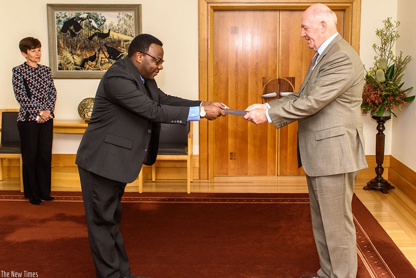 Ambassador Kavaruganda (L) presents his letters of credence to the Governor-General of Australia, Sir Peter Cosgrove. 