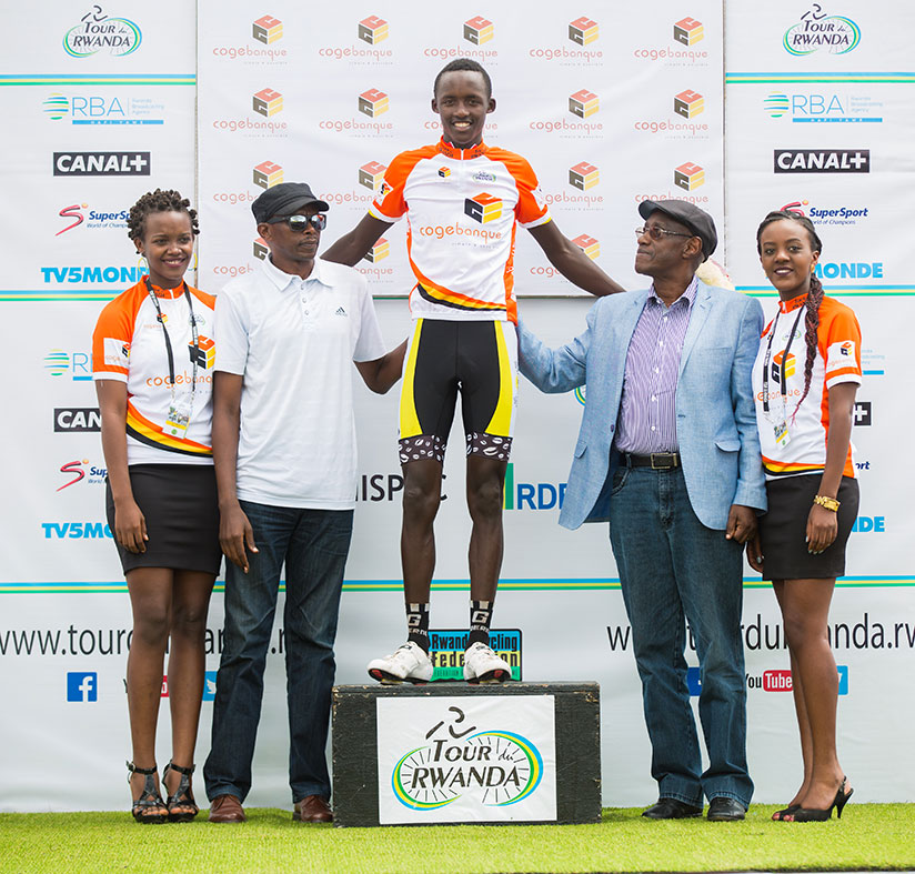 Mugisha poses for a picture with officials after being named the best climber of 2016 Tour du Rwanda. / Faustin Niyigena