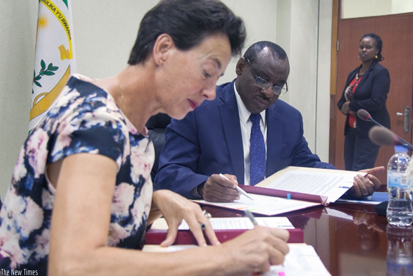 Gatete (R) and Dutch envoy Frederique de Man sign the deal yesterday. (Nadege Imbabazi)