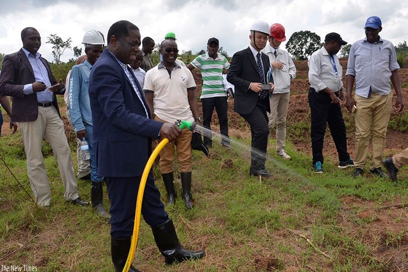 Nsengiyumva launches the scheme that will benefit close to 1,000 farmers in two sectors. 