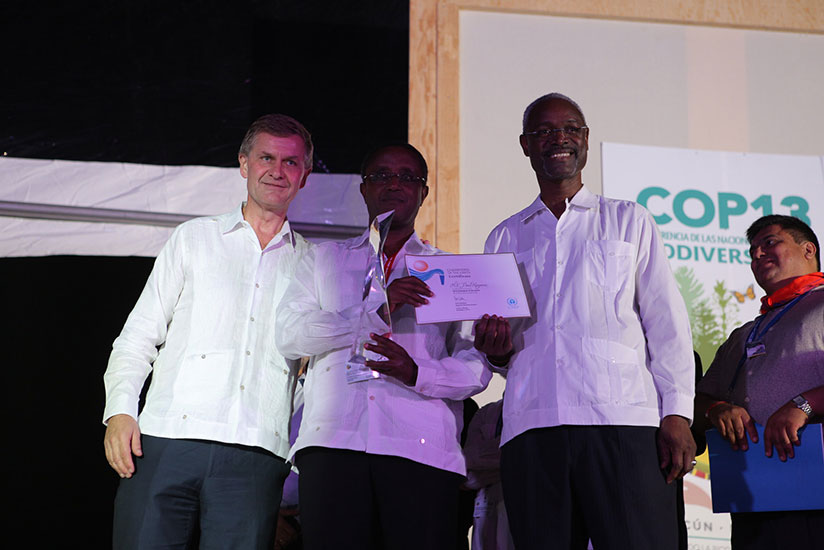 Minister for Natural Resources Dr. Vincent Biruta (C) receiving the UN environmental award that was awarded to President Kagame. On his left is Erik Solheim, Head of UN Environment while on the right is UN Environment Deputy Director Ibrahim Thiaw. / Courtesy