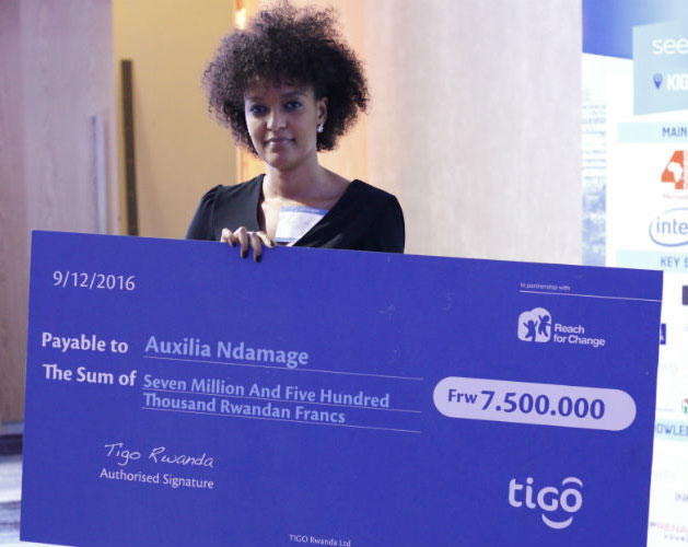 Ndamage poses with a dummy cheque of her Rwf7.5m prize money. / Courtesy