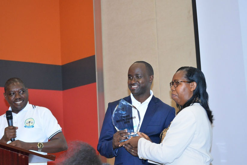 Rutaburingoga (L) receives the award of best district from Cyanzayire yesterday. / Diane Mushimiyimana