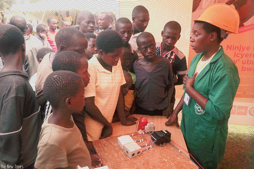 Mukeshimana explains to Karongi youth how she uses skills she acquired in electrical installations. (Remy Niyingize)