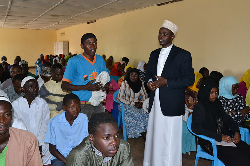 Sheikh Sindayigaya shares ideas with youths in Rwamagana last week. / Kelly Rwamapera