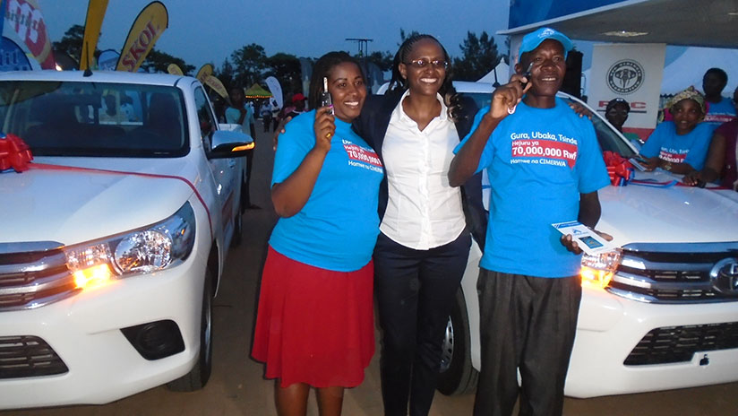 Legodi (centre) poses for a photo with Murerwa and Buzorora rnand their vehicles. / Triphomus Muyagu