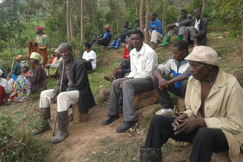 Rushubi Village parents converge for the evening forum. (Diane Mushimiyimana.)
