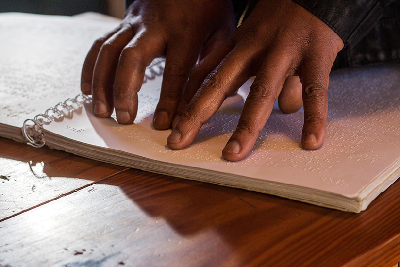 A person reading braille. / Internet