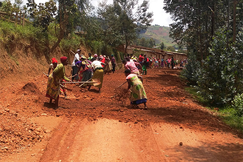 HIMO in action in Burera District on Rusumo-Nyamicucu-Gashanje-Gatare road.