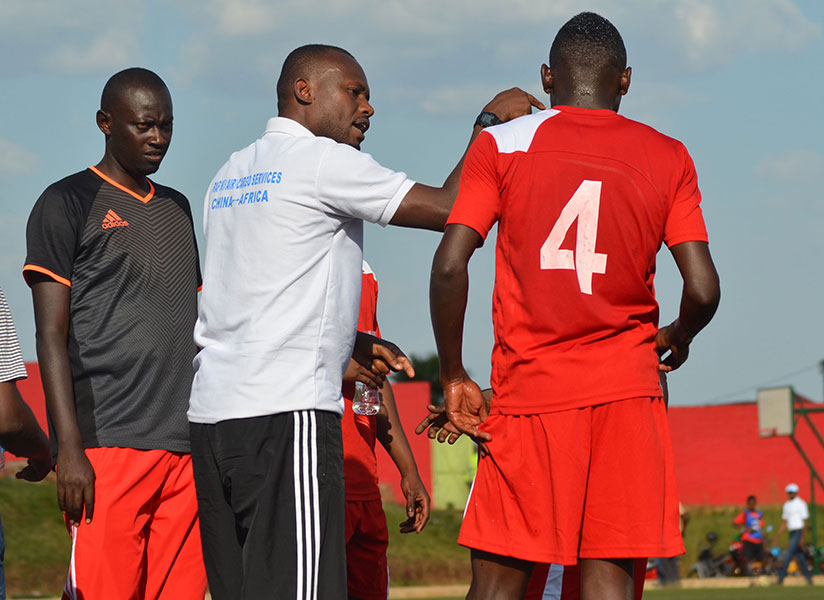 Espoir FC head coach Jimmy Ndayizeye gives instructions to his players during teh game against SC Kiyovu at Mumena Stadium on Friday. / Sam Ngendahimana